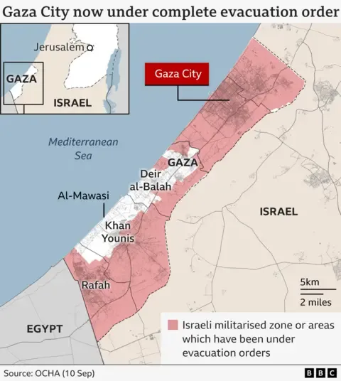 Thousands Palestinians Escape as Israeli Troops Move Deeper into the City